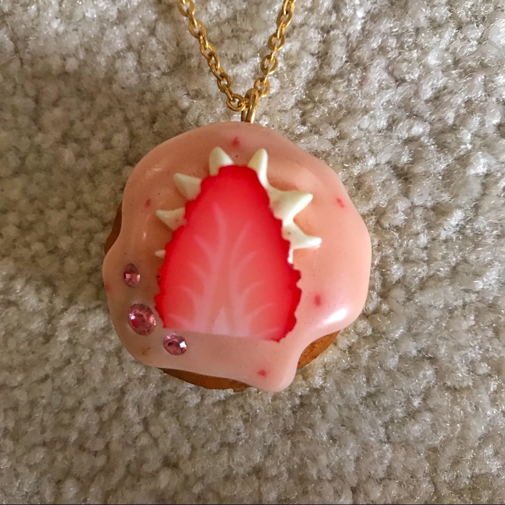 Q-pot cupcake necklace